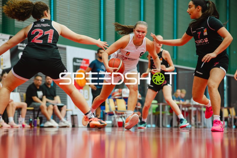S Reinike (#9; Metropolitain Girls) dribbelt durch die Neuss-Verteidigung