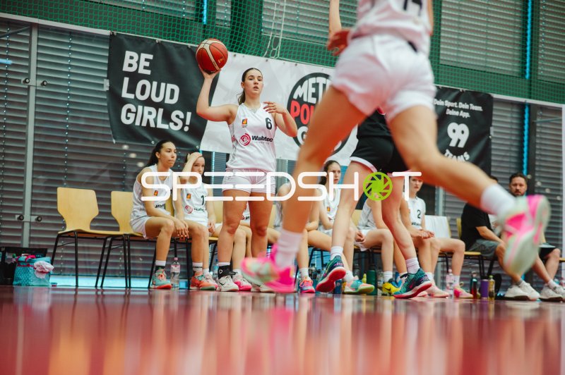 J Gils (#6; Metropolitain Girls) beim Wurfansatz in der Vestischen Arena