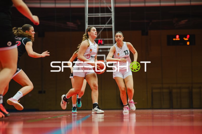 M Lifsica (#13; Metropolitain Girls) im Angriff gegen TG Neuss Junior Tigers