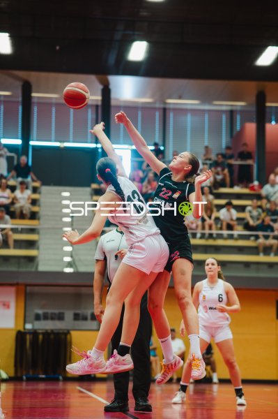 M. Lifsica (#13; Metropolitain Girls) im Zweikampf gegen M. Bolten (#22; TG Neuss Junior Tigers)