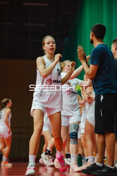 Metropolitain Girls Spielerin (#14) beim High-Five mit Betreuer