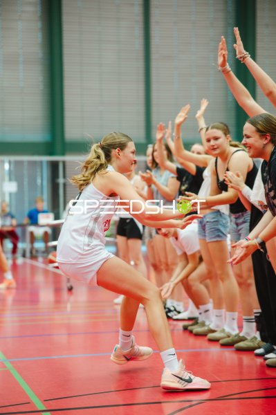 Metropolitain Girls-Spielerin feiert mit Fans in der Vestischen Arena
