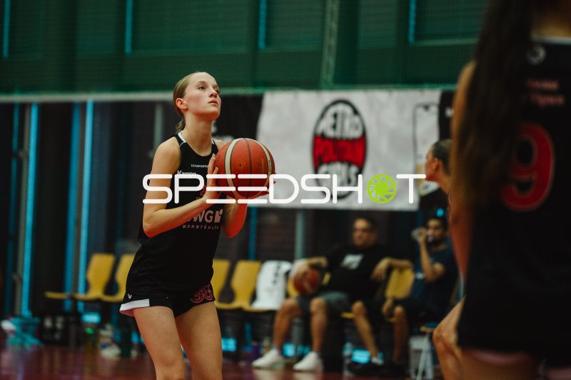 E Brand (#30; TG Neuss Junior Tigers) beim Freiwurf in der Vestischen Arena
