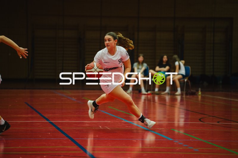Spielerin der Metropolitain Girls mit Ball beim Antritt