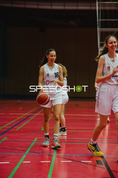 L Kaschuba (#16; Metropolitain Girls) dribbelt beim Aufwärmen