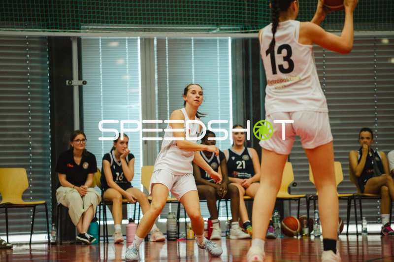 M Lifsica (#13; Metropolitain Girls) beim Passspiel in der Vestischen Arena