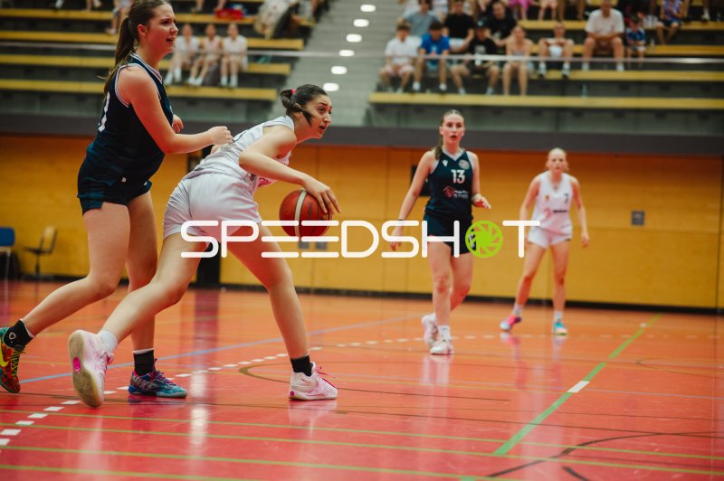 Ballbehauptung im Zweikampf – Metropolitain Girls gegen TG Neuss Junior Tigers