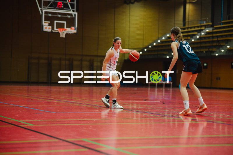 Metropolitain Girls im Dribbling gegen A. May (#12; TG Neuss Junior Tigers)