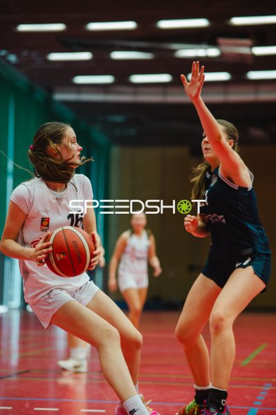 Spielerin (#16; Metropolitain Girls) im Zweikampf gegen TG Neuss Junior Tigers