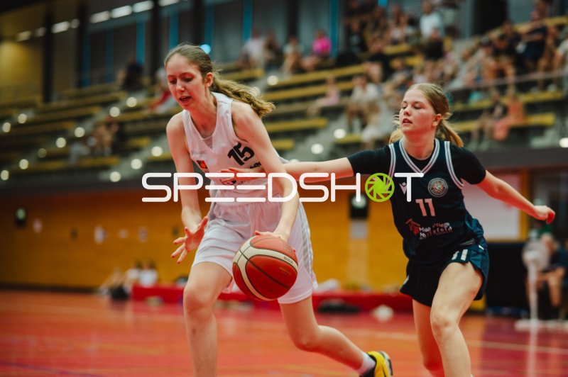 F Meuser (#15; Metropolitain Girls) im Dribbling gegen C Gaber (#11; TG Neuss Junior Tigers)