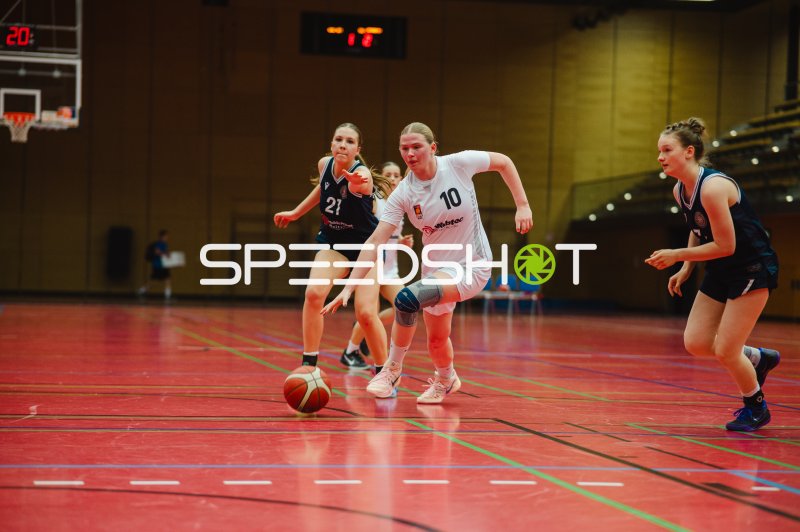F Hülsmann (#10; Metropolitain Girls) im Dribbling gegen TG Neuss Junior Tigers