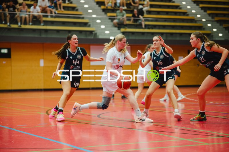Metropolitain Girls-Spielerin dribbelt durch Junior Tigers-Abwehr in Recklinghausen