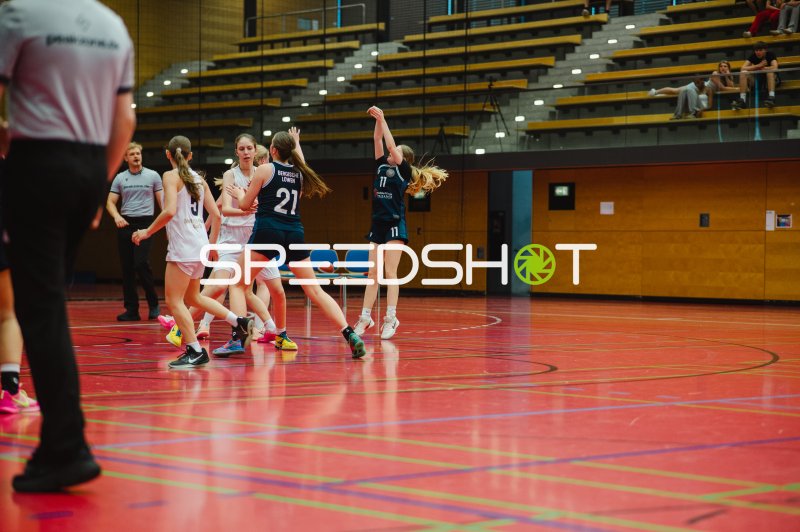 E Reinfeld (#21; Metropolitain Girls) im Zweikampf in der Vestischen Arena