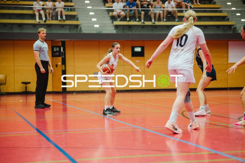 F Hülsmann (#10; Metropolitain Girls) im Spielaufbau gegen TG Neuss Junior Tigers