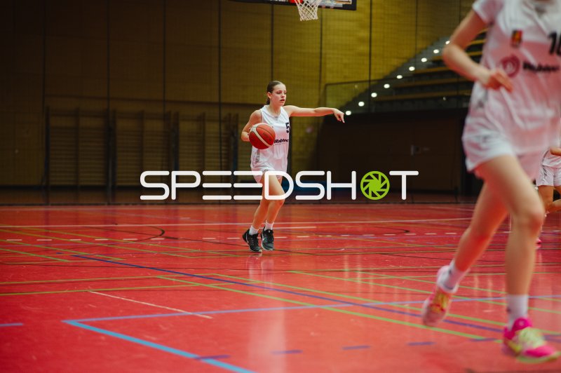 M Scheffler (#5; Metropolitain Girls) mit Ball im Spielaufbau