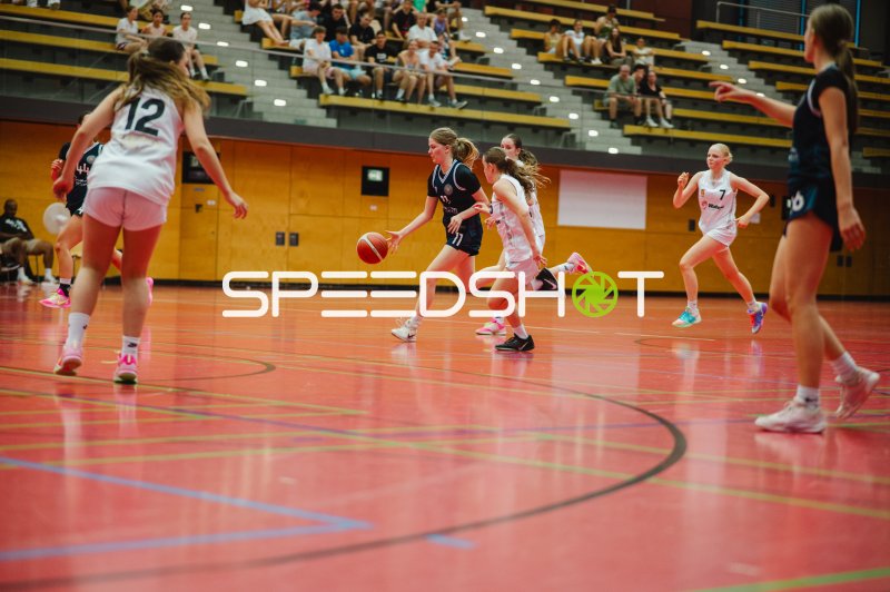 Dribbling-Duell zwischen TG Neuss Junior Tigers und Metropolitain Girls in Recklinghausen