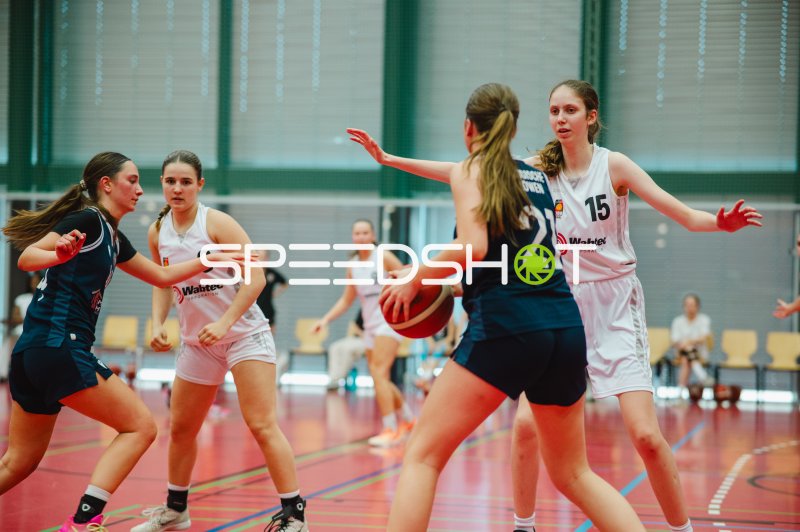 Spielerin (#15; Metropolitain Girls) in Defensivstellung gegen TG Neuss Junior Tigers