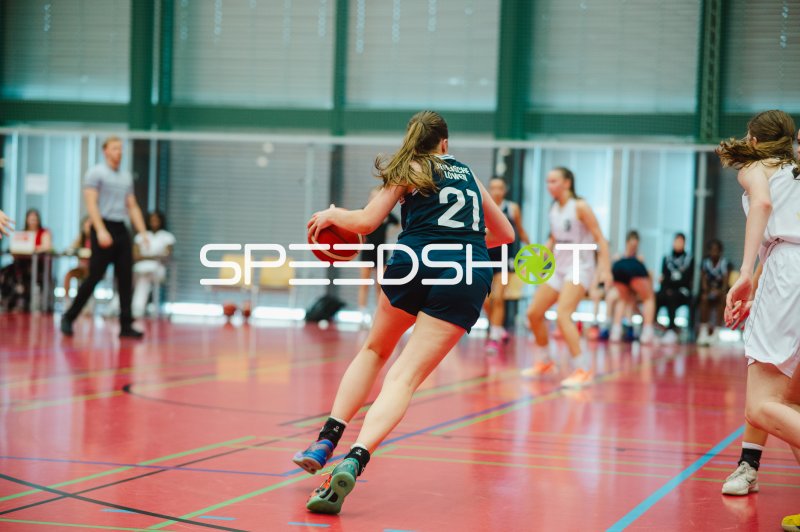 E Reinfeld (#21; TG Neuss Junior Tigers) beim Dribbling in Recklinghausen
