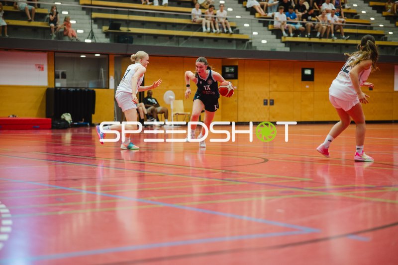 M Lifsica (#13; TG Neuss Junior Tigers) dribbelt durch die Abwehr