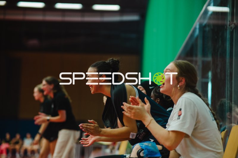 Spielerinnen der TG Neuss Junior Tigers feuern ihr Team von der Bank an