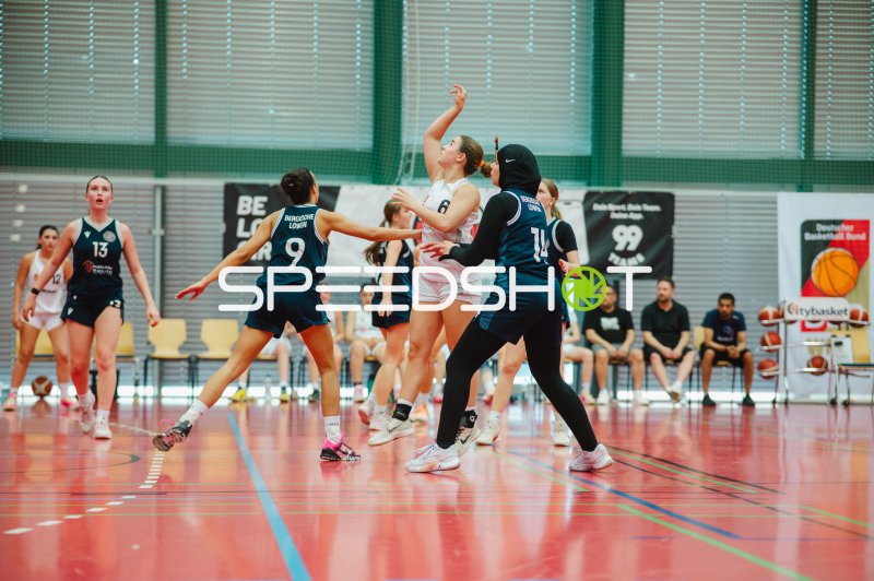 J Gils (#6; Metropolitain Girls) beim Wurf gegen TG Neuss Junior Tigers