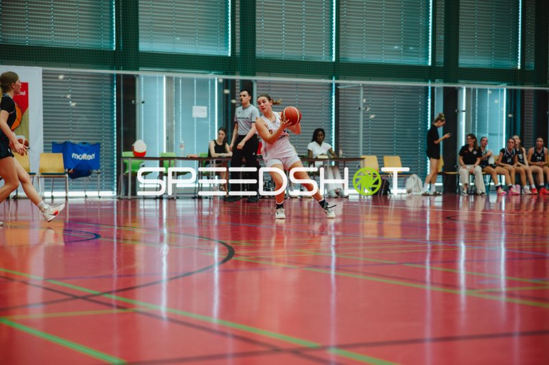 Spielerin der Metropolitain Girls mit Ball in Wurfvorbereitung