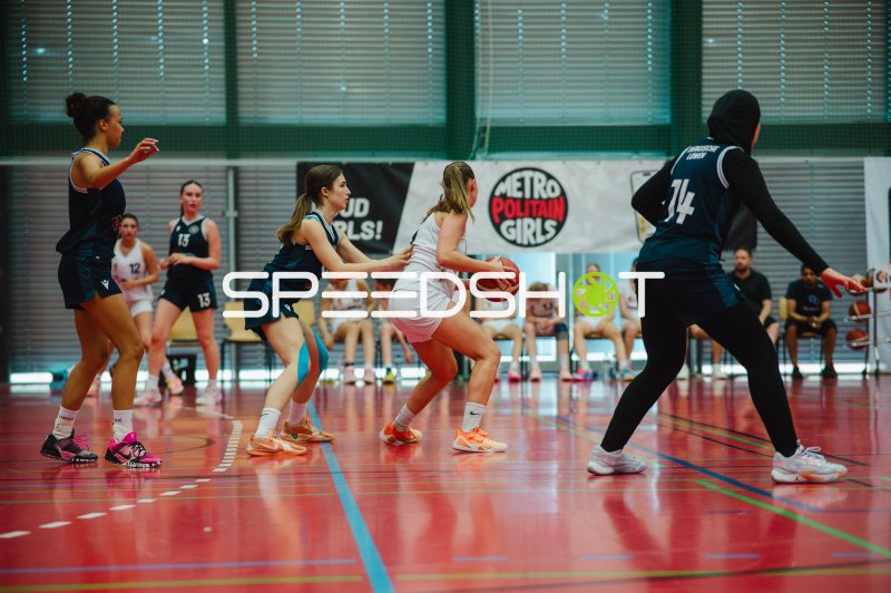 Ballbehauptung im Zweikampf zwischen Metropolitain Girls und TG Neuss Junior Tigers