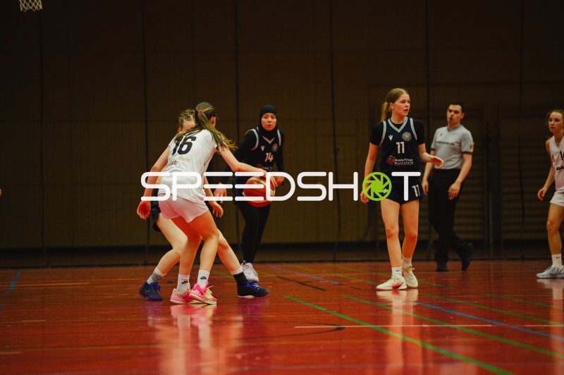 S Covelli (#16; Metropolitain Girls) im Defensivduell gegen TG Neuss Junior Tigers