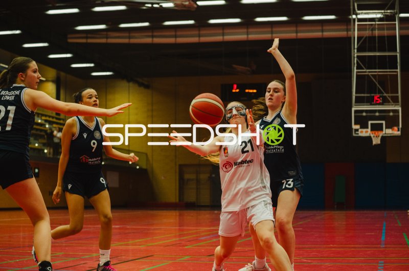E Reinfeld (#21; Metropolitain Girls) kämpft um den Ball gegen TG Neuss Junior Tigers