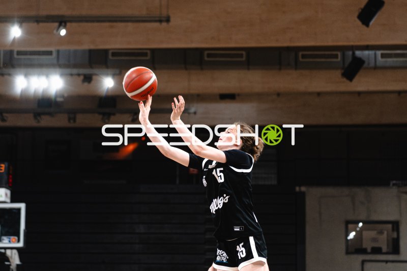 F Meuser (#15; TG Neuss Junior Tigers) beim Korbwurf