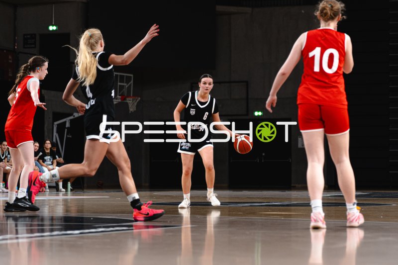 J Gils (#6; TG Neuss Junior Tigers) dribbelt im Spielaufbau