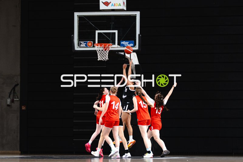 TG Neuss Junior Tigers beim Korbwurf gegen Metropolitain Girls