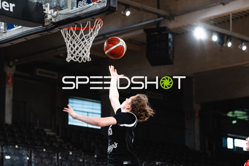 Spielerin der TG Neuss Junior Tigers beim Layup in der Vestischen Arena