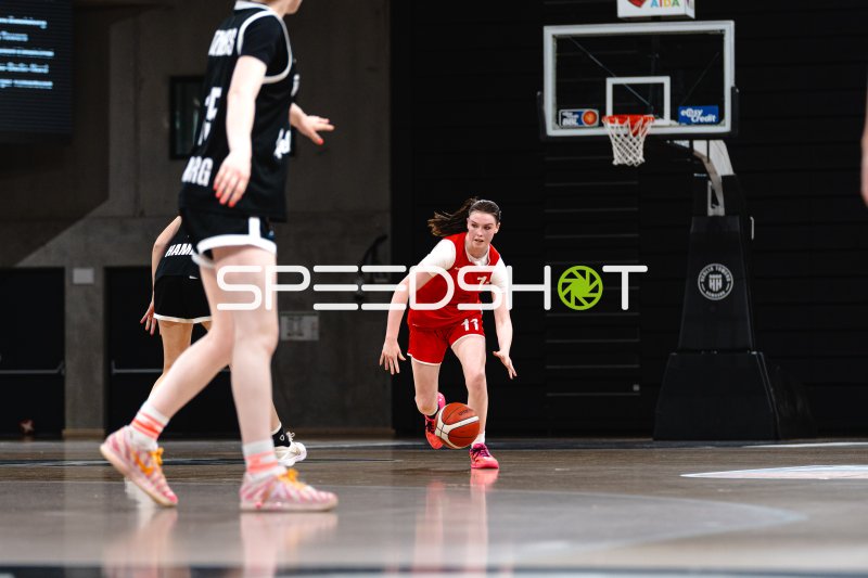 C Gaber (#11; Metropolitain Girls) beim Dribbling im Angriff