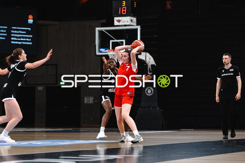 C Brand (#7; Metropolitain Girls) im Angriff gegen TG Neuss Junior Tigers