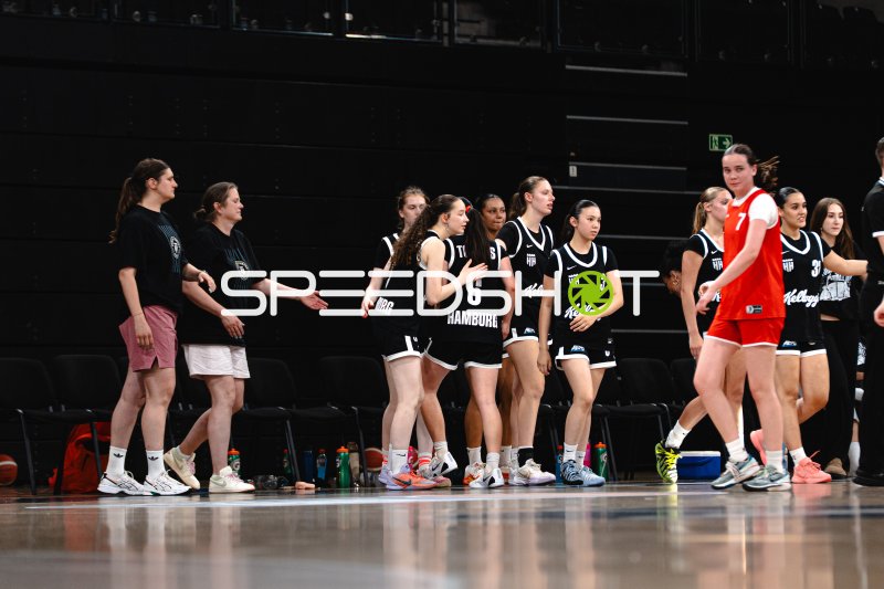 Metropolitain Girls und TG Neuss Junior Tigers an der Seitenlinie in Recklinghausen