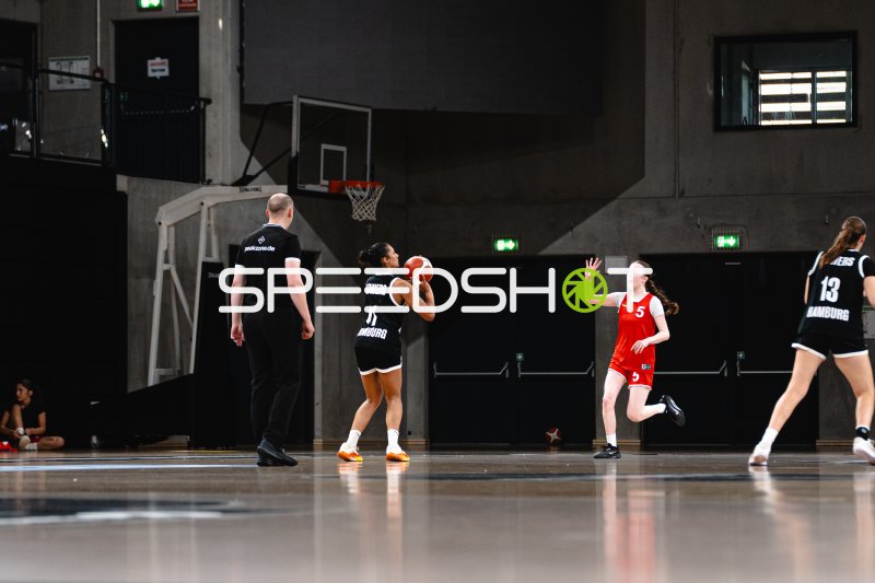 M Scheffler (#5; Metropolitain Girls) unter Druck beim Passspiel