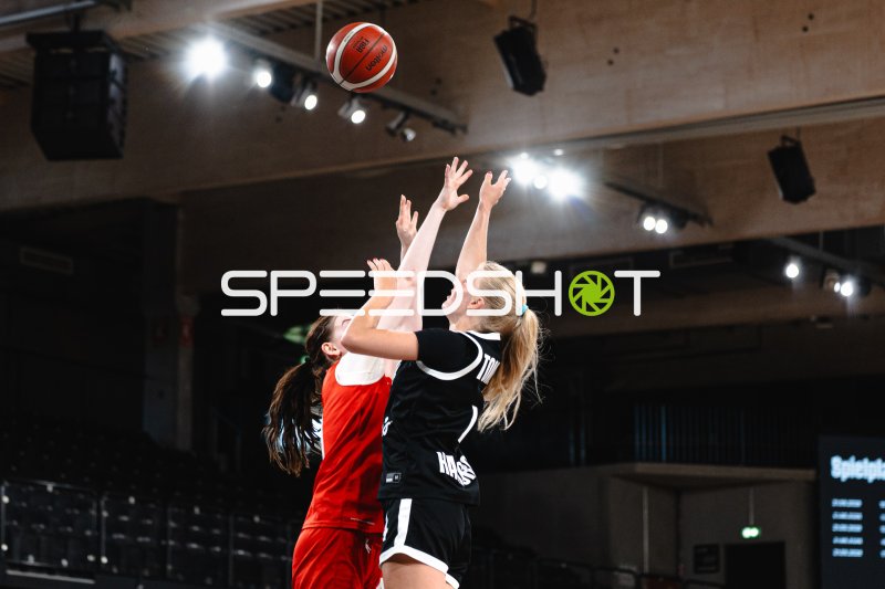 Zweikampf um den Ball zwischen Metropolitain Girls und TG Neuss Junior Tigers