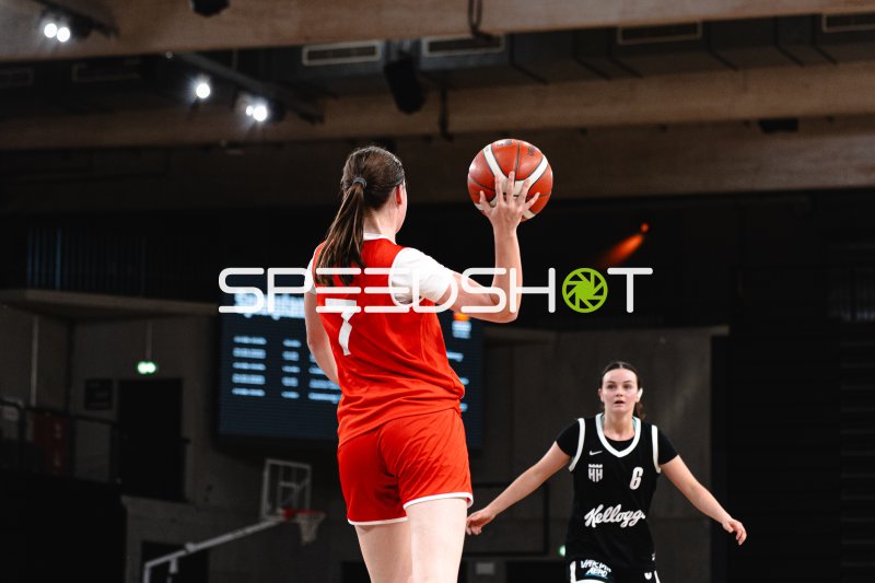 C Brand (#7; Metropolitain Girls) beim Wurfversuch in der Vestischen Arena