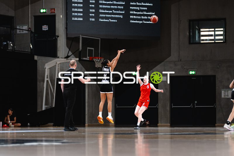 E Brand (#30; TG Neuss Junior Tigers) beim Wurfversuch gegen M Scheffler (#5; Metropolitain Girls)
