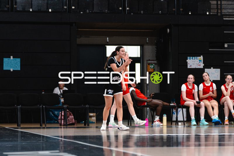 TG Neuss Junior Tigers Spielerin kommuniziert an der Seitenlinie