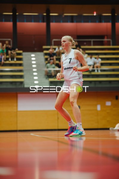 C Brand (#7; Metropolitain Girls) in Bewegung auf dem Parkett