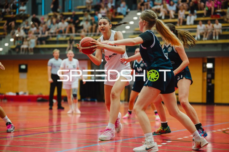 Metropolitain Girls-Spielerin behauptet Ball gegen SG Bergische Löwen