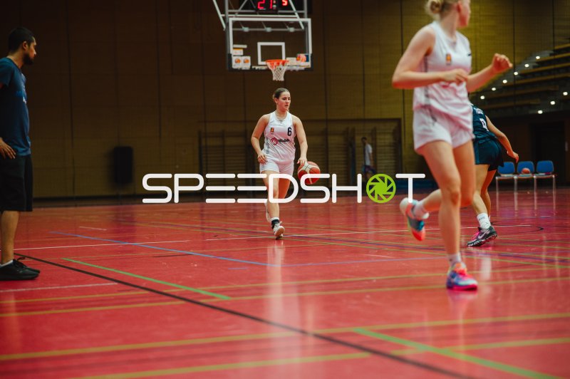 J Gils (#6; Metropolitain Girls) beim Dribbling in der Vestischen Arena