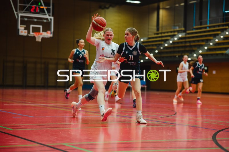 F Hülsmann (#10; Metropolitain Girls) im Zweikampf gegen L Biermann (#11; SG Bergische Löwen)