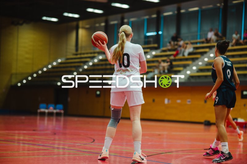 F Hülsmann (#10; Metropolitain Girls) mit Ball in Spielaufbau