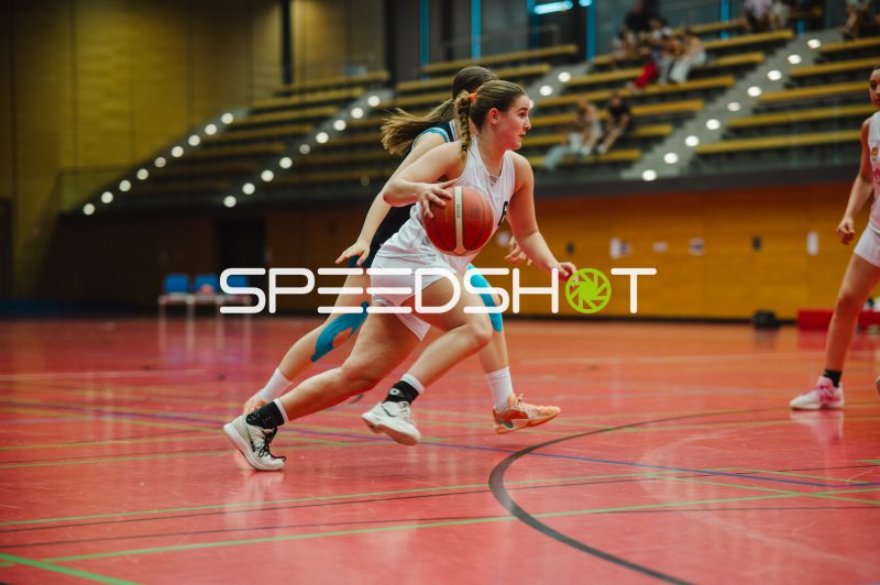Metropolitain Girls Spielerin im Dribbling gegen SG Bergische Löwen