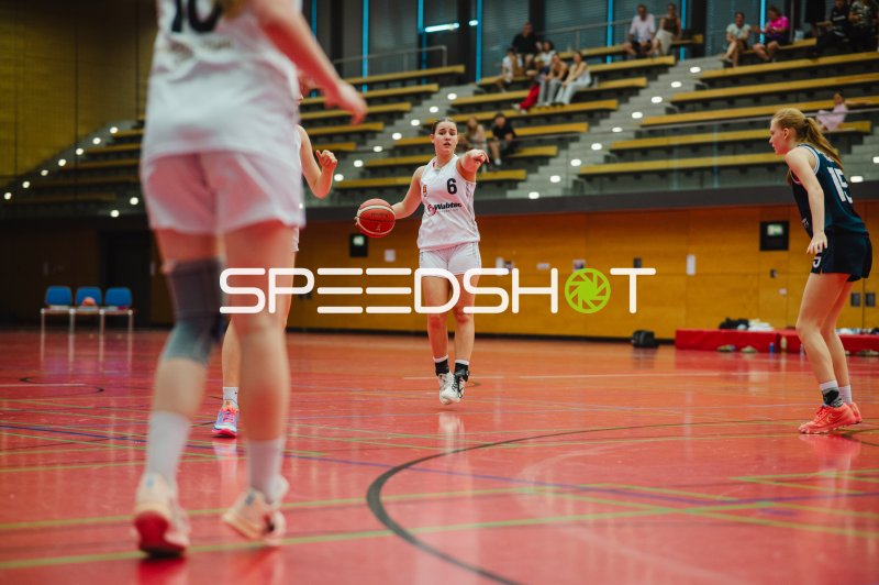 J Gils (#6; Metropolitain Girls) mit Ball im Spielaufbau