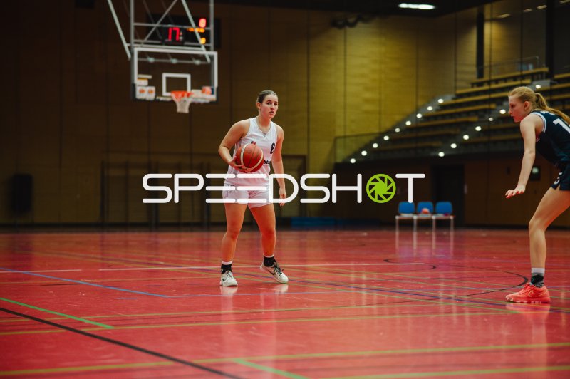 J Gils (#6; Metropolitain Girls) mit Ball im Angriff