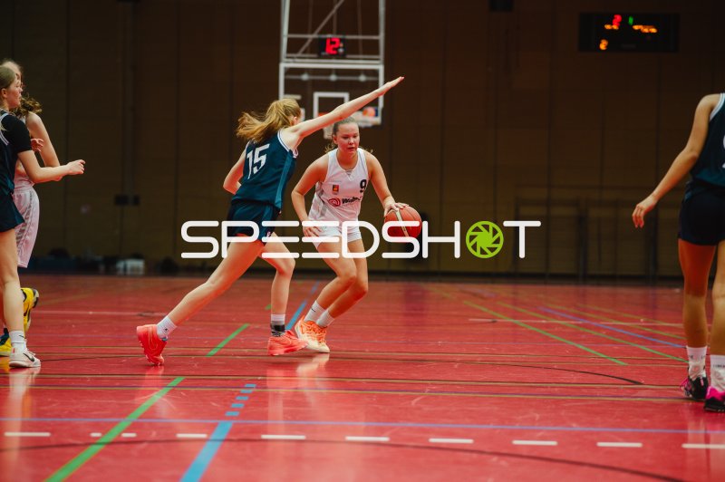 S Reinike (#9; Metropolitain Girls) dribbelt gegen H Galicic (#15; SG Bergische Löwen)